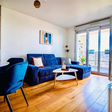 Luxury 2 With Balcony Apartment Puteaux