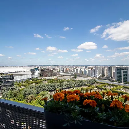 Luxury 2 With Balcony Apartment Puteaux